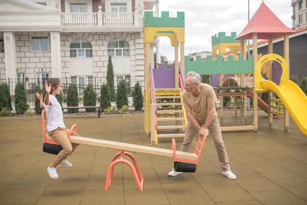 Parque infantil. Um menino e seu pai passando um tempo no parquinho