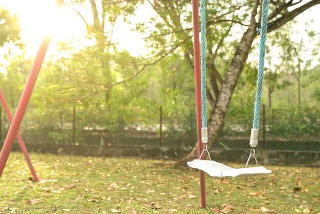 Parque infantil vacío con columpio