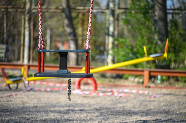 Parque infantil vazio na área residencial de Chisinau, Moldávia, durante o estado de emergência, devido à ameaça do vírus covid-19