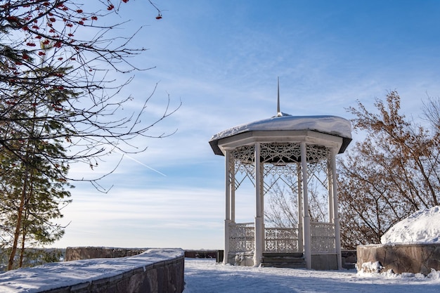 Foto parque de invierno en una ciudad congelada cuando hace sol