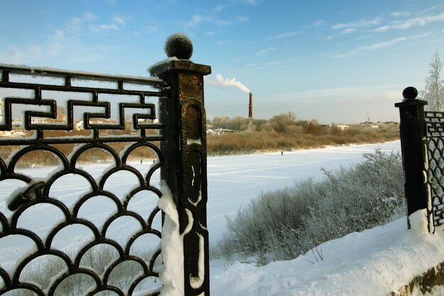 Parque de invierno de nieve cubierto de valla