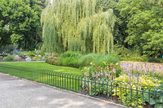 Parque de los jardines Bernardine en el centro de Vilnius