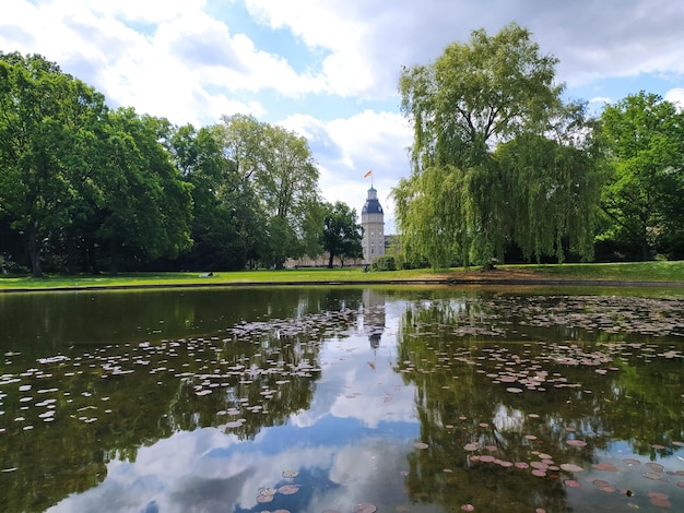 Parque Karlsruhe com torre e reflexo no lago Belo lugar para turismo na Alemanha