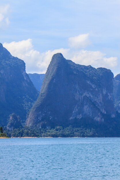 Parque Khao Sok, montaña y lago.