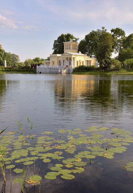 Parque Kolonistsky en el pabellón Peterhof Tsaritsyn en el estilo italiano del siglo XIX