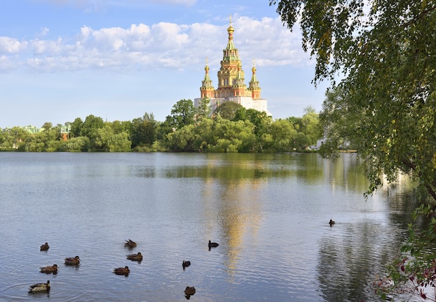 Foto parque kolonistsky en peterhof catedral de los santos pedro y pablo en el estilo arquitectónico ruso