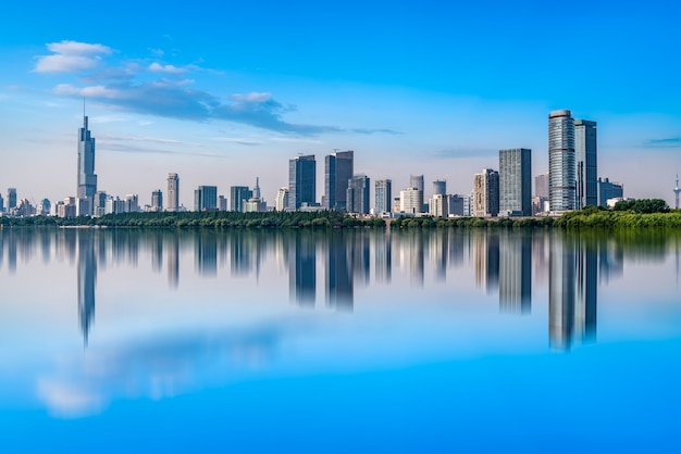 Parque del lago Nanjing y horizonte de paisaje de arquitectura urbana