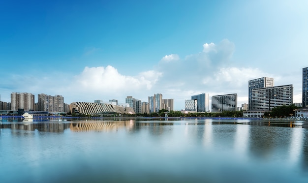 Parque del lago y paisaje arquitectónico urbano moderno.