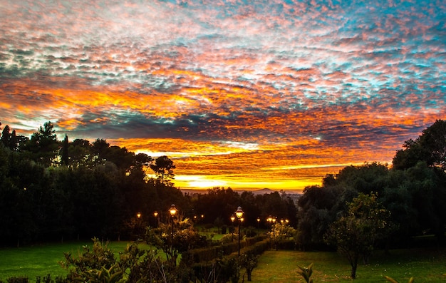 El parque de Monserrato Sassari en una espectacular puesta de sol