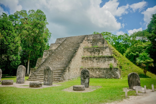 Foto parque nacional arqueológico de tikal.