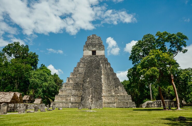 Foto parque nacional arqueológico de tikal.