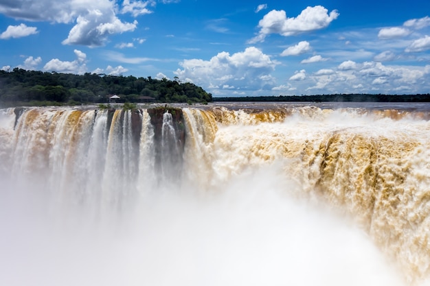 Parque Nacional de las Cataratas del Iguazú. Cascadas tropicales y paisaje de selva tropical.