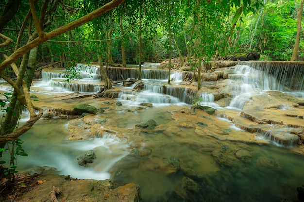 Parque nacional da cachoeira de huay mae kamin