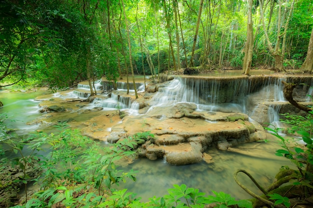 Parque nacional da cachoeira de huay mae kamin