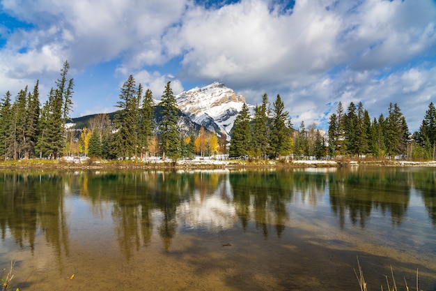 Parque nacional de banff com belas paisagens naturais cascade mountain com céu azul e nuvens brancas