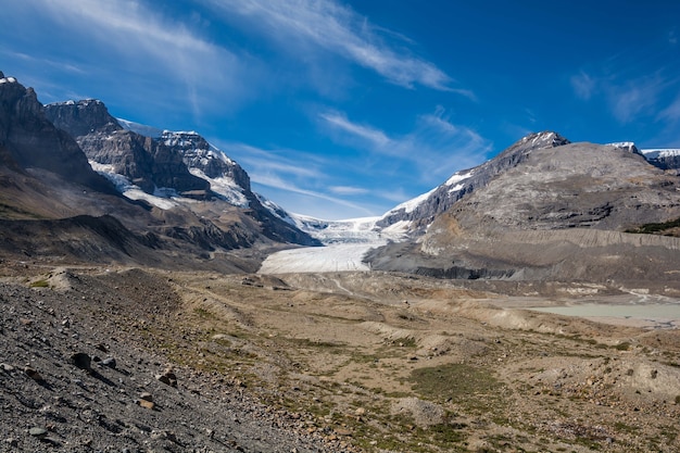 Parque Nacional de Banff, via pública Icefields, Columbia Icefield, geleira Athabasca. Montanhas Rochosas. Belas montanhas altas