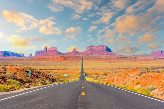 Parque Nacional de Monument Valley no Centro de Visitantes em Orange Sunrise