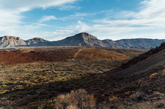 Parque Nacional de Teide. Bela vista da cratera do deserto de rochas de montanha do vulcão. Tenerife, Ilhas Canárias