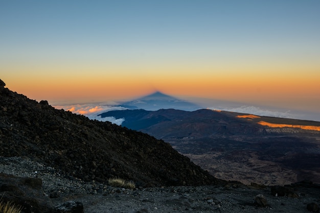 Parque Nacional de Teide, Tenerife, sombra de um vulcão ao pôr do sol. E fantastico. Ilhas Canárias, Espanha