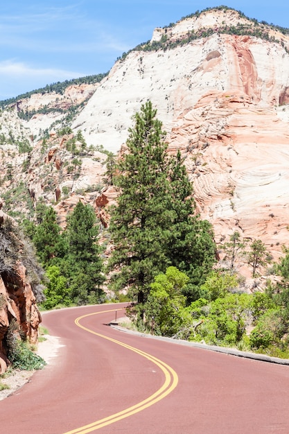 Parque Nacional de Zion. Uma estrada no meio da natureza