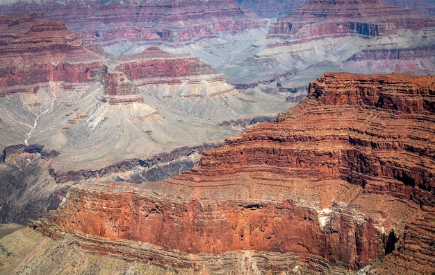 Parque Nacional del Gran Cañón con cañón y acantilado durante la puesta de sol