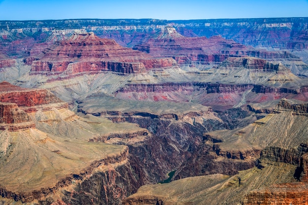 Parque Nacional del Gran Cañón con cañón y acantilado durante la puesta de sol