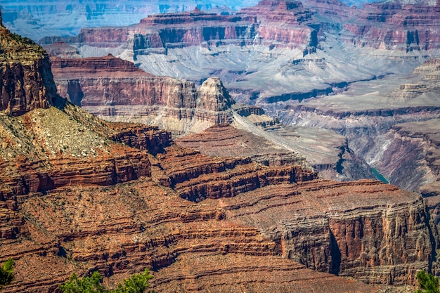 Parque Nacional del Gran Cañón con cañón y acantilado durante la puesta de sol