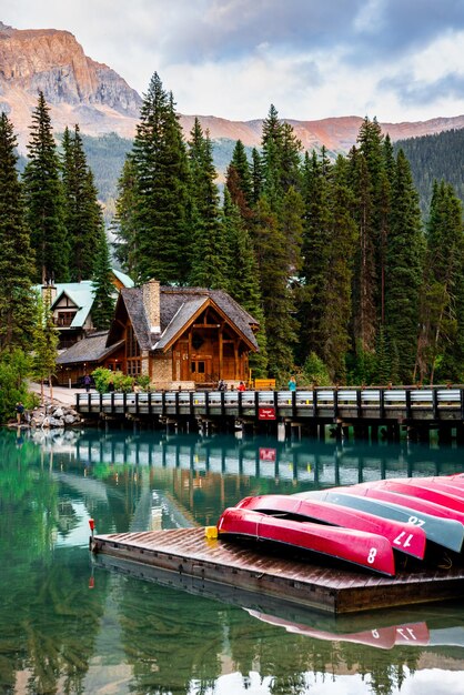 Foto el parque nacional del lago esmeralda yoho en canadá, columbia británica