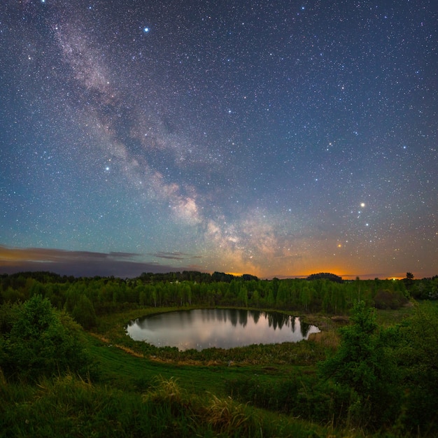 Parque nacional de los lagos de Braslau (Bielorrusia) en la noche