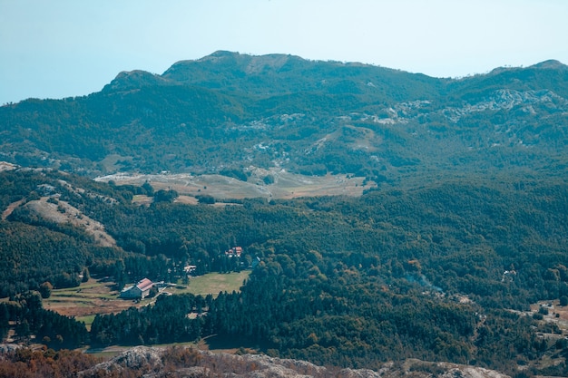 Foto parque nacional lovchen. vista desde la montaña.