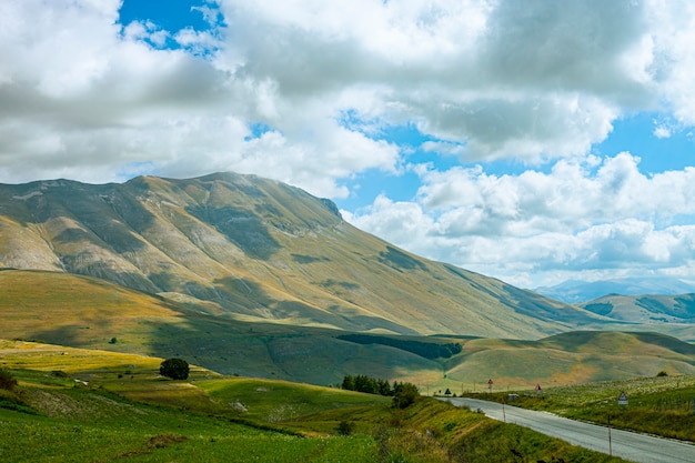 Parque Nacional de las Montañas Sibillini. Campos en Castelluccio di Norcia, Umbría, Italia.