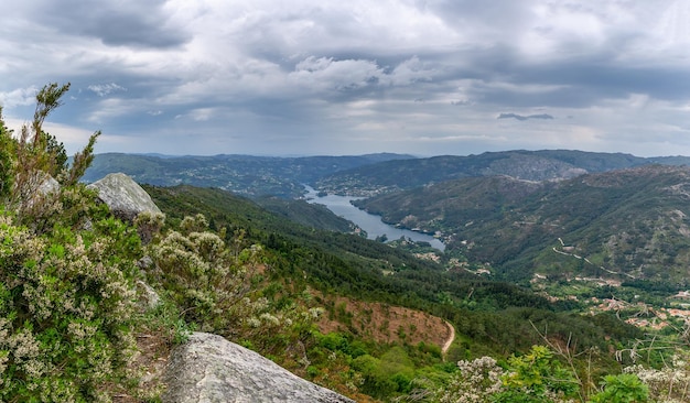 El Parque Nacional PenedaGeres se encuentra en el norte de Portugal. Sus escarpadas colinas albergan ciervos, lobos y águilas reales. Los senderos incluyen una calzada romana bordeada de hitos.