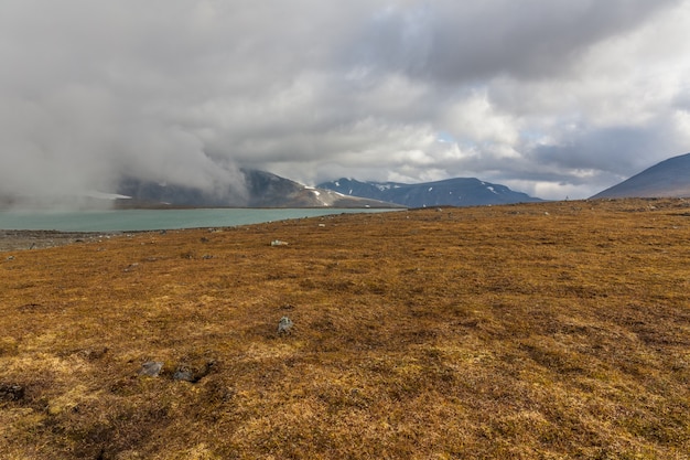 Parque Nacional Sarek na Lapônia, vista da montanha, outono, Suécia