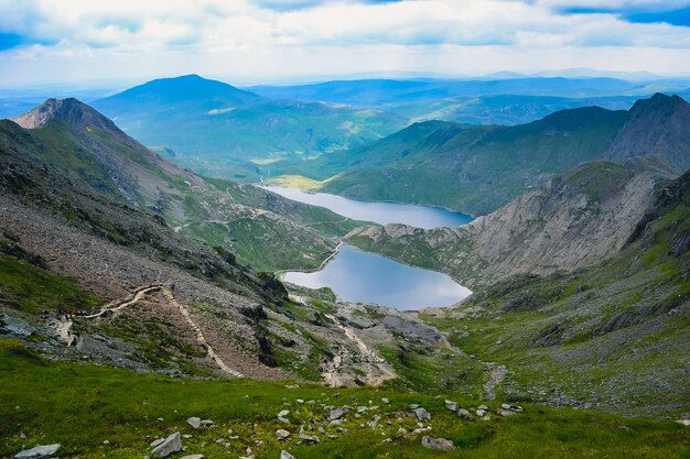 Parque Nacional de Snowdonia Vistas épicas de montañas y valles cubiertos de hierba vibrante y musgo suave