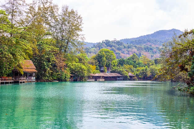 Parque nacional de Tailandia, casas a orillas del río en los trópicos