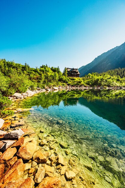 Parque Nacional Tatra en Polonia Famoso lago de montaña Morskie oko o lago ojo de mar En el valle de los cinco lagos de los Altos Tatras