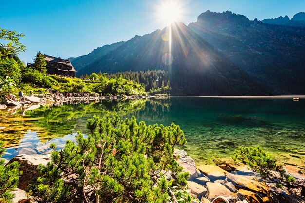 Parque Nacional Tatra en Polonia Famoso lago de montaña Morskie oko o lago ojo de mar En el valle de los cinco lagos de los Altos Tatras