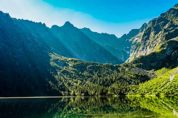 Parque Nacional Tatra en Polonia Famoso lago de montaña Morskie oko o lago ojo de mar En el valle de los cinco lagos de los Altos Tatras