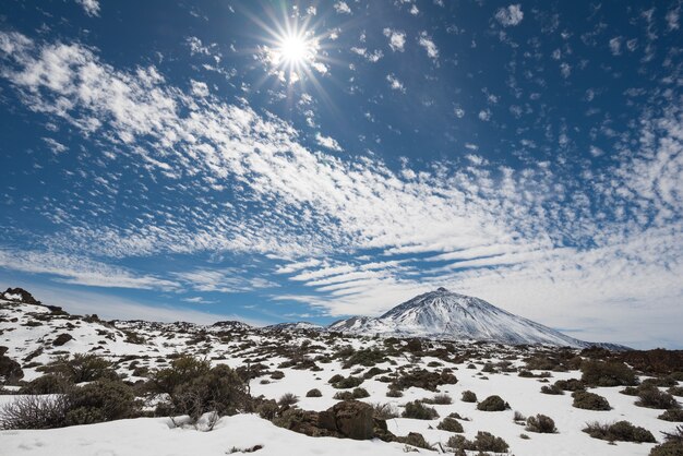 Foto parque nacional de teide cubierto por la nieve en un día soleado, tenerife, islas canarias, españa.