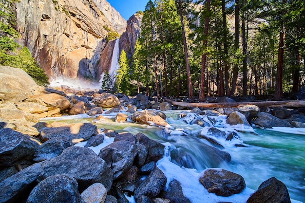 El parque nacional de Yosemite cae a principios de primavera con un río acuático helado