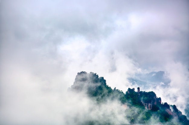 Parque Nacional Zhangjiajie. Famosa atracción turística en Wulingyuan, Hunan, China. Increíble paisaje natural con pilares de piedra montañas de cuarzo en niebla y nubes