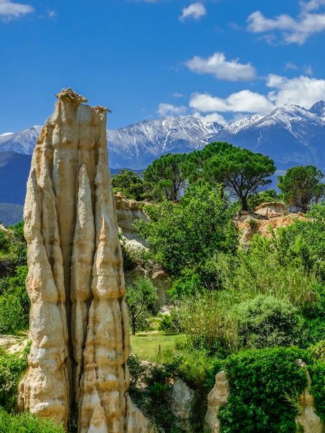 Parque natural de Orgues d'Ille sur Tet com céu azul e algumas nuvens, Languedoc-Roussillon, França