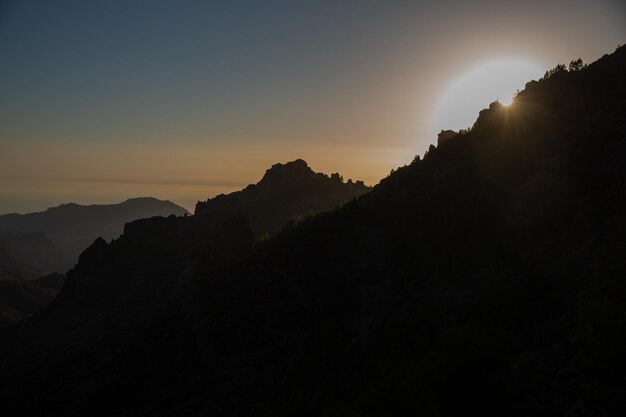 Foto parque natural de paisagens montanhosas cênicas roque nublo gran canaria espanha