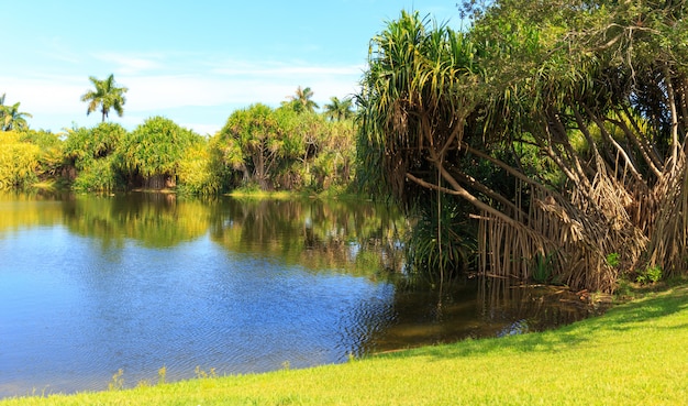 Parque natural con laguna