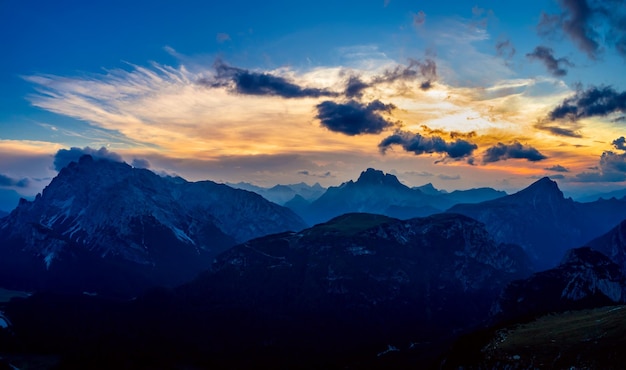 Parque Natural Nacional Tre Cime En Los Alpes Dolomitas. Hermosa naturaleza de Italia. Vuelos aéreos de drones FPV al atardecer