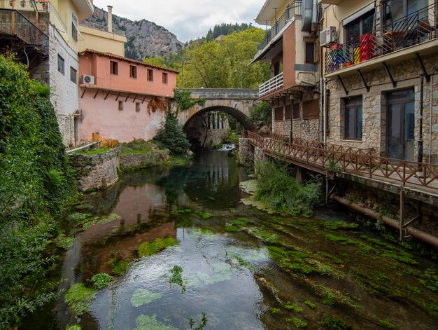 El parque natural con un río y cascadas en el pueblo griego Livadia es una vacación popular en Grecia