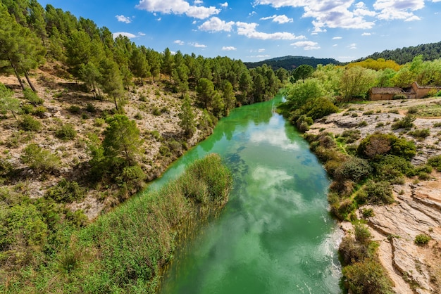 Parque natural con río turquesa y vegetación en España