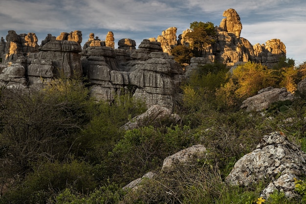 Foto el parque natural del torcal de antequera contiene uno de los ejemplos de paisaje kárstico más impresionantes de europa