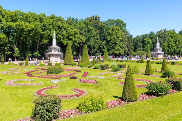 Parque no Palácio de Peterhof em São Petersburgo