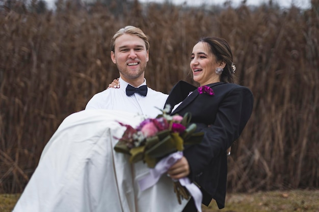 Parque de otoño de la novia y el novio